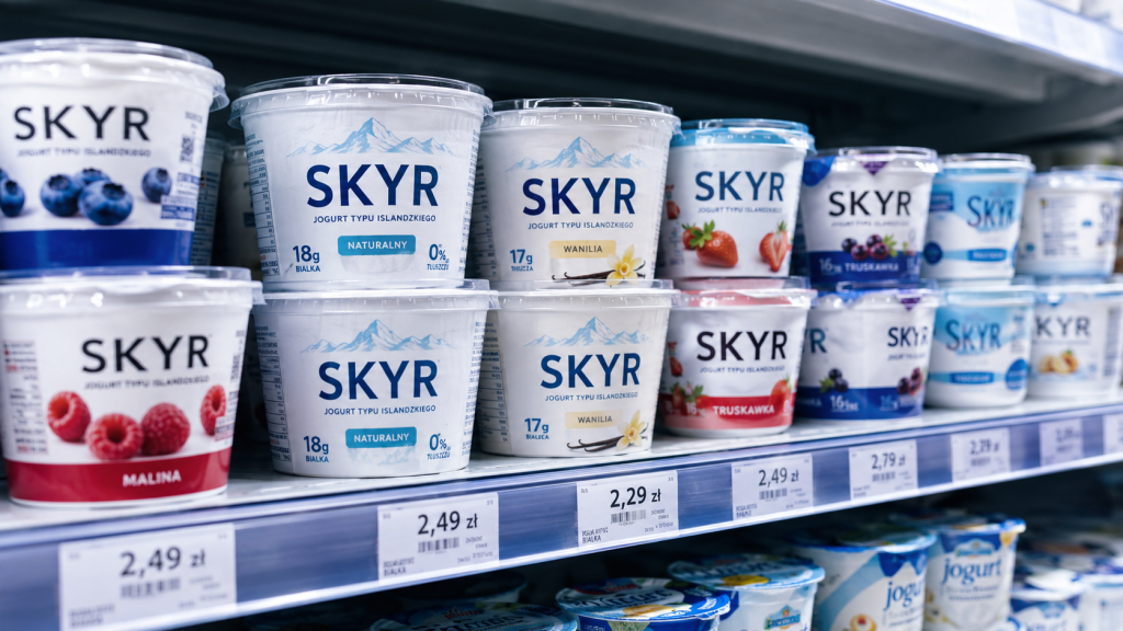 Islandzki gość na polskich półkach — skyr w wydaniu Mlekovity, Lidla i spółki