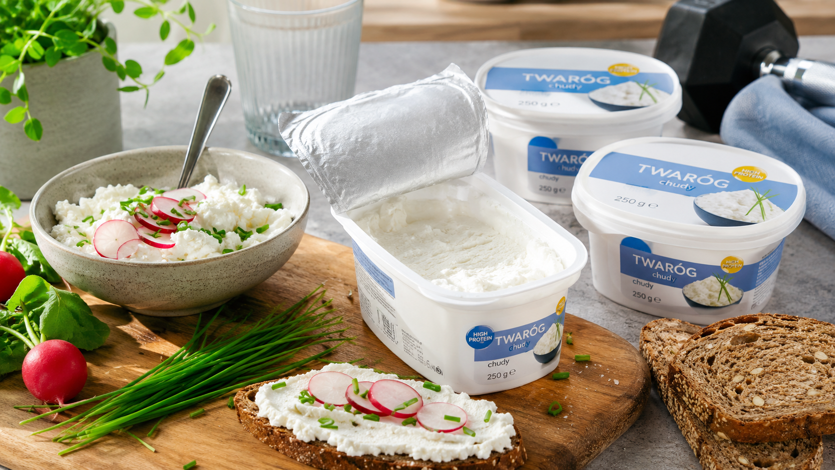 Serek proteinowy Pilos High Protein to cichy bohater lodówki Lidla. Sprawdzamy skład, zawartość białka, porównujemy ze skyrem i podpowiadamy, jak go jeść.