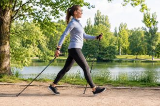 Kijki to nie podpórki, tylko napęd — tłumaczymy technikę nordic walking, przez którą marsz spala jak trucht.
