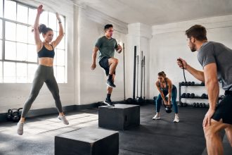 Dwadzieścia minut, które zostawiają ślad — tłumaczymy HIIT bez marketingu i układamy pierwszy plan interwałów.