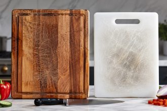 Deskowy spór stary jak kuchnie — rozstrzygamy pojedynek drewna z plastikiem faktami o bakteriach i tępych nożach.