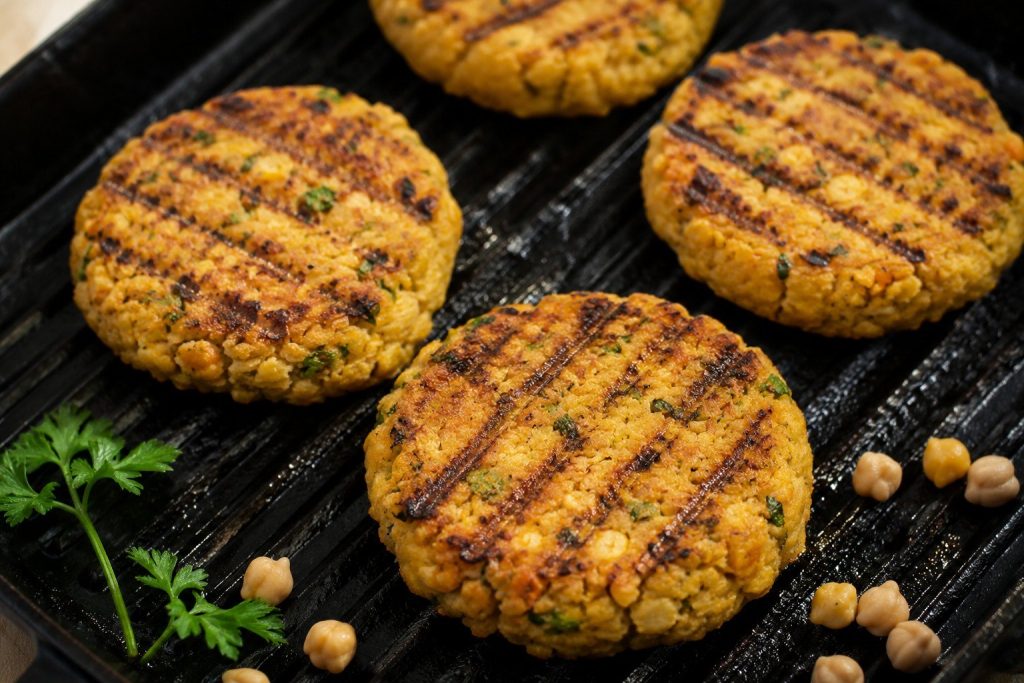 Burgery z ciecierzycy — roślinne kotlety na grilla i patelnię, które nie rozpadają się w rękach