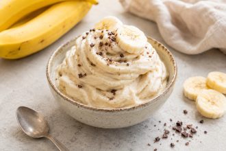 Zamrożony banan i blender — cała tajemnica nice cream. Przepis bazowy i pięć smakowych kierunków.