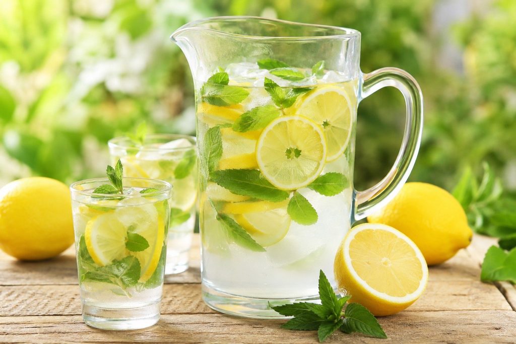 Lemoniada bez cukru — domowy przepis na dzbanek lata i 4 warianty smakowe
