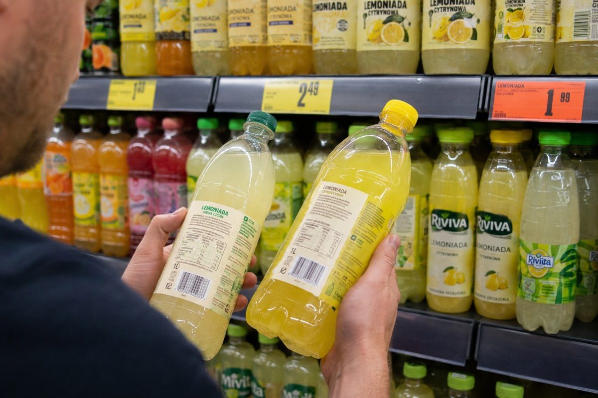 Butelka lata pod lupą — sprawdzamy, ile cytryny i ile cukru naprawdę mają gotowe lemoniady.