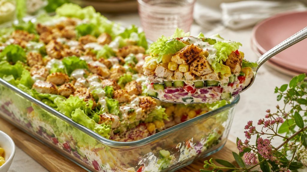 Sałatka gyros fit bez majonezu – lekki warstwowy klasyk imprezowy z kurczakiem i warzywami