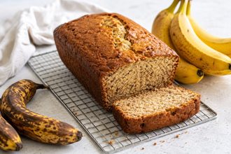 Czarne banany to nie strata, to składnik — pieczemy klasyczny banana bread w wersji fit.