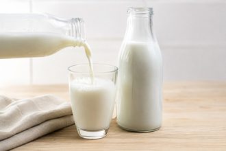 Kartony bez laktozy są słodsze — i to nie przypadek. Testujemy półkę i tłumaczymy chemię.